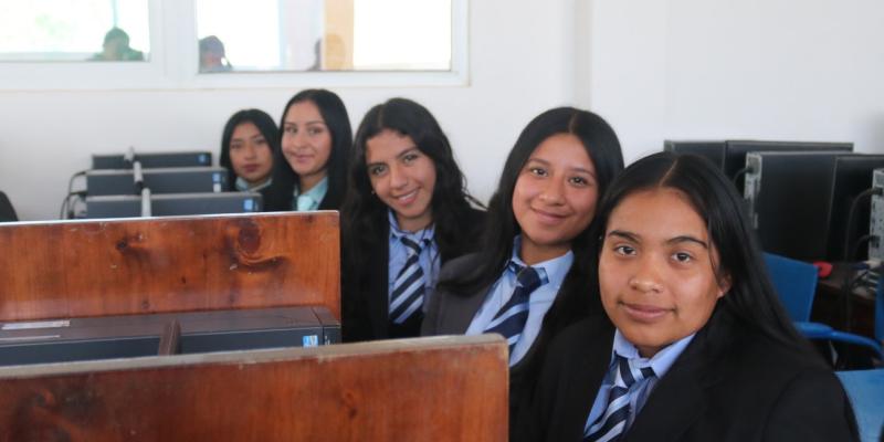 Estudiantes del Colegio La Sagrada Familia, en Mataquescuintla, Jalapa