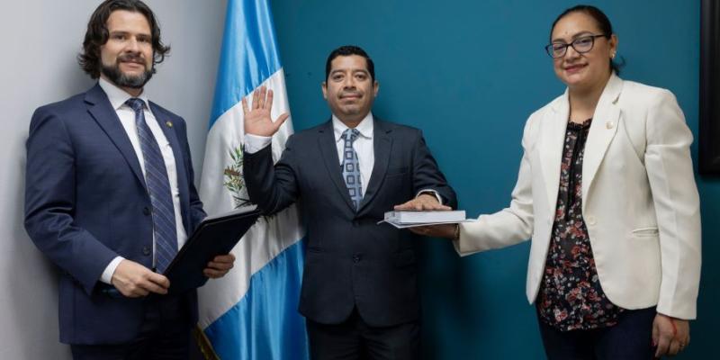 El nuevo Subgerente Técnico  del INE Cristian Miguel Cabrera Ayala (centro), durante su juramentación.