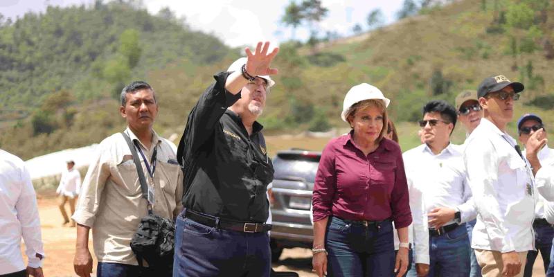 Para garantizar el progreso y mejorar la circulación vial la ministra de Comunicaciones, Infraestructura y Vivienda, Jazmín De la Vega, en respaldo del Presidente de la República, Bernardo Arévalo de León supervisaron la ampliación a cuatro carriles de la CA-14, km 200 de Santa Cruz Verapaz y Cobán, Alta Verapaz, la intervención vial abarca una longitud de 12 kilómetros. 