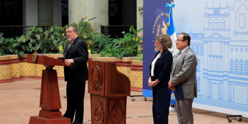 Presidente, ministra de Economía y ministro de Energía y Minas en la conferencia de prensa.