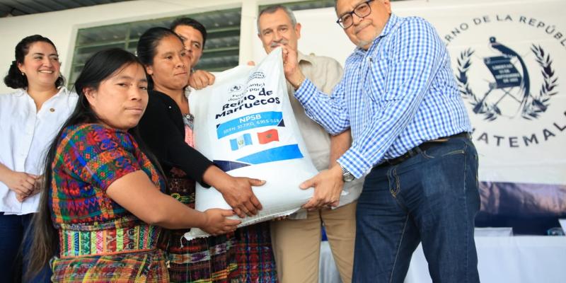 Agricultores reciben fertilizante en el marco de la Iniciativa Mano a Mano