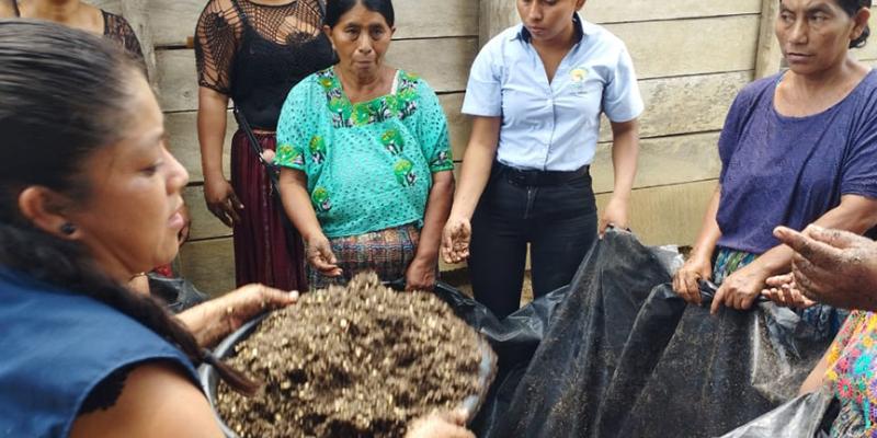 Comunidades de Alta Verapaz aprenden a fabricar abono orgánico