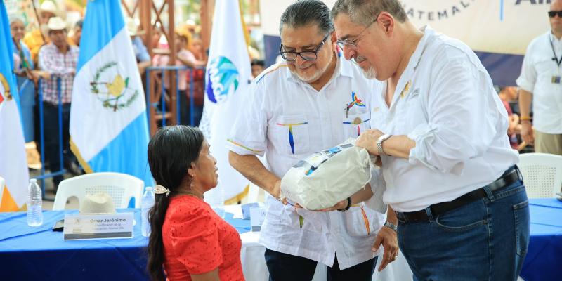 Entregan semillas de maíz mejoradas a familias de región Chortí
