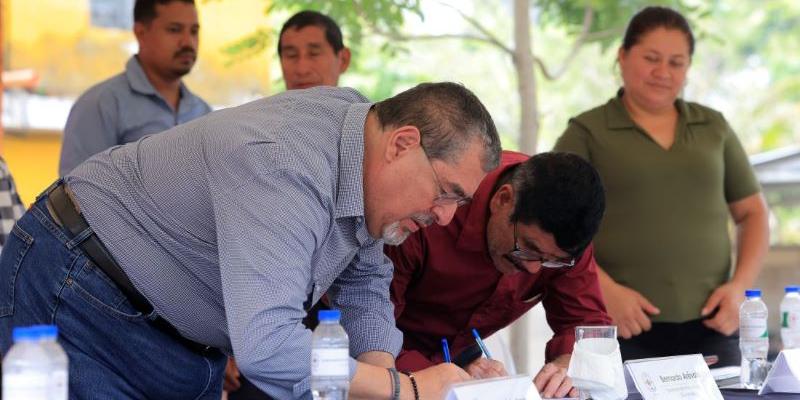 Presidente Bernardo Arévalo se reunió con líderes del Parlamento Xinca.