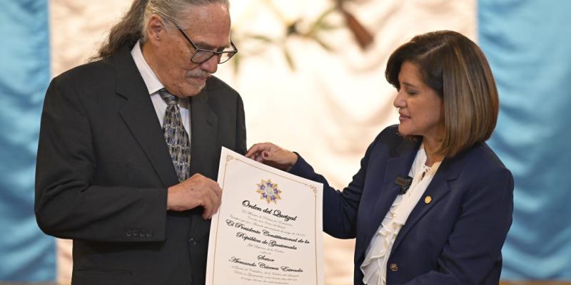 Armando Cáceres Estrada recibe Orden del Quetzal