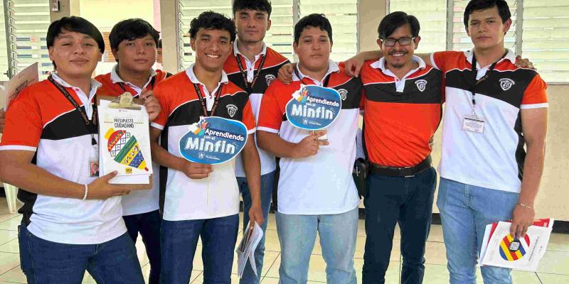 Estudiantes del Colegio de Ciencias Comerciales de Guastatoya, El Progreso