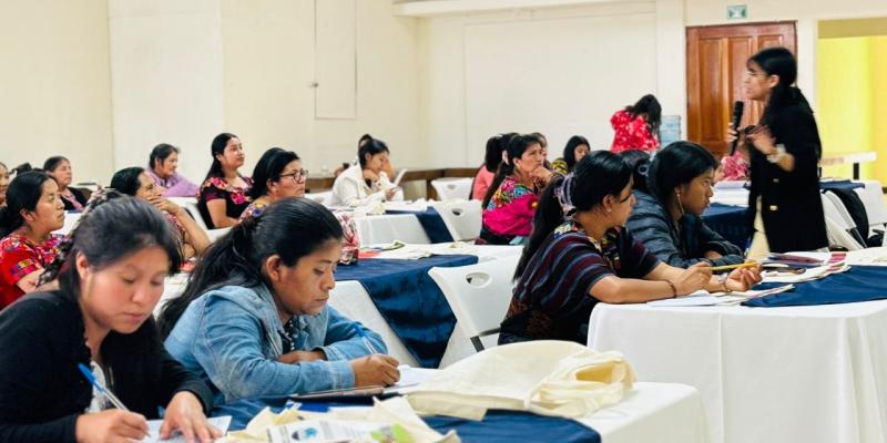 Lideresas participan en taller de empoderamiento