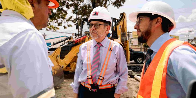 El ministro de Comunicaciones, Infraestructura y Vivienda, Dr. Félix Alvarado, se hizo presente en la avenida Petapa y 53 calle de la zona 12, con el fin de verificar el reinicio de la construcción del paso a desnivel en ese lugar, a cargo de la empresa CEBCO.