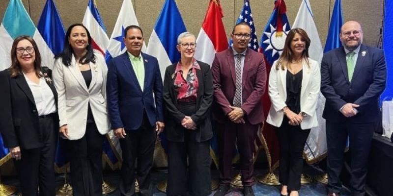 La viceminitra de Desarrollo de la Mipyme, Elizabeth Ugalde (centro) durante la foto de grupo de la reuniòn.