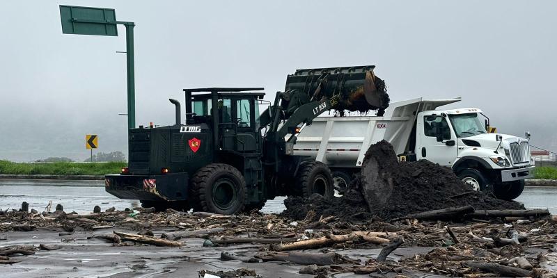 Ingenieros Militares dan respuesta a la emergencia suscitada en la carretera CA-9 Sur.