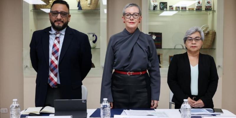 De izquierda a derecha se observa a Víctor García, Director de Servicios Financieros de la MIPYME; Elizabeth Ugalde, viceministra de Desarrollo de la MIPYME y Julia Rodríguez, Directora de Servicios de Desarrollo Empresarial de la MIPYME.
