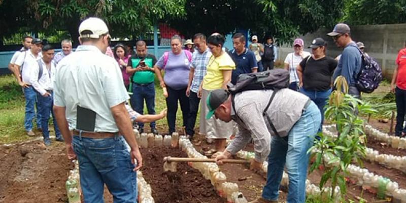 Capacitan a directores de centros educación para implementar huertos escolares