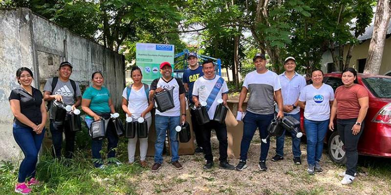 Centros educativos del Petén reciben regaderas para Huertos Escolares