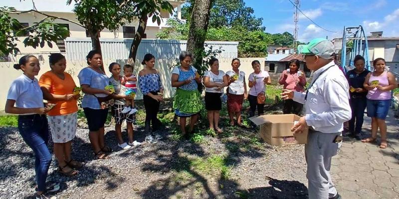 Entregan insumos y brindan capacitación de avicultura en Suchitepéquez