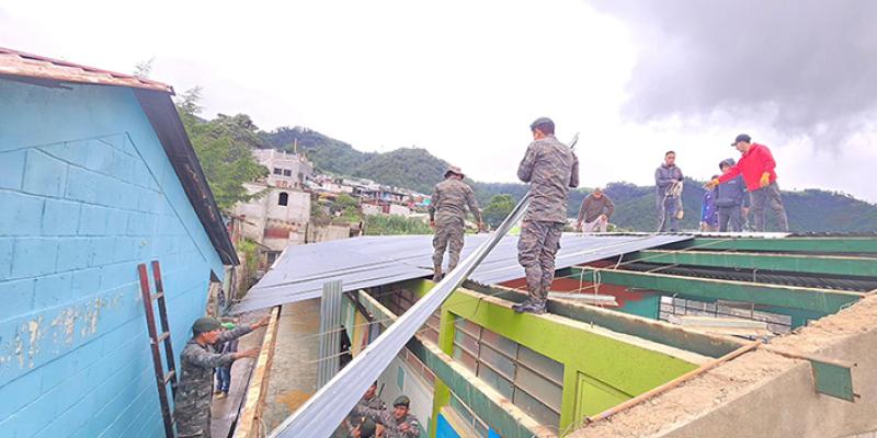 Ejército de Guatemala realiza tareas de remozamiento en establecimientos educativos en Retalhuleu, San Marcos y Zacapa.