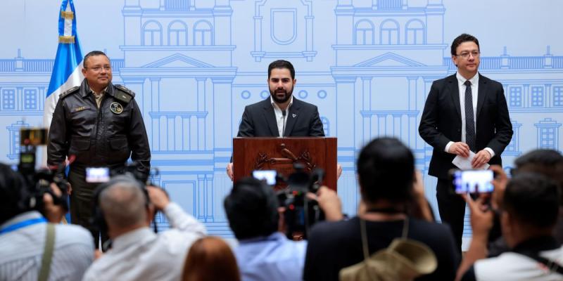 Secretario Santiago Palomo, Ministro de la Defensa y Director de Migración 
