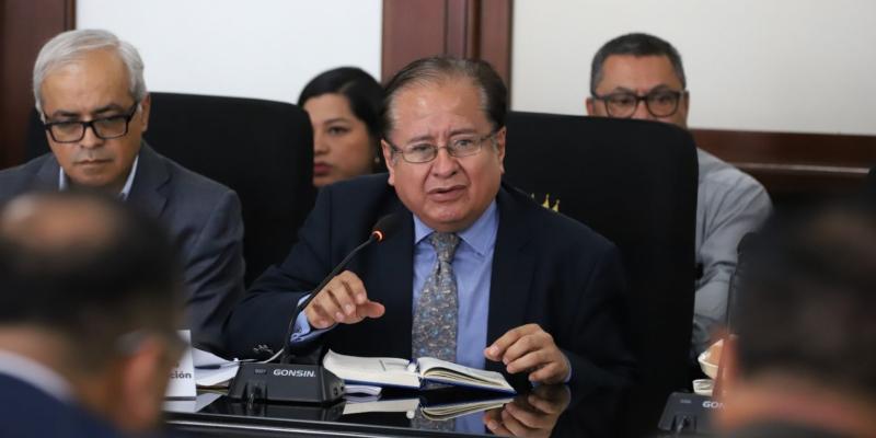 Ministro Ventura pide hacer eficientes a las empresas eléctricas municipales
