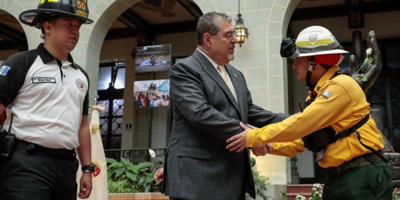 Presidente reconoce el valor de las brigadas contraincendios forestales del sistema CONRED