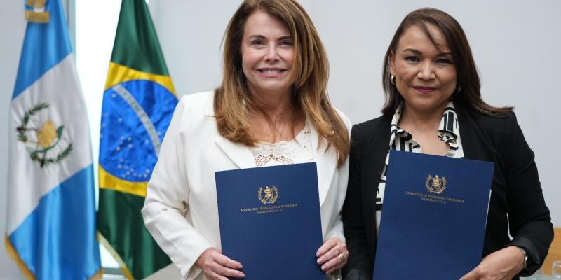 Maria Augusta Montalvão Ferraz, titular de la delegación brasilera e Iliana Peña, subsecretaria de Cooperación y Alianzas para el Desarrollo de SEGEPLAN.