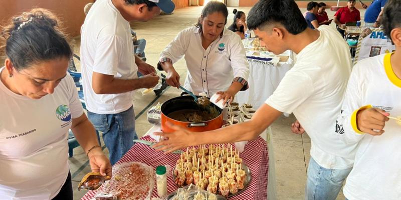 Comparten conocimientos del maíz con estudiantes