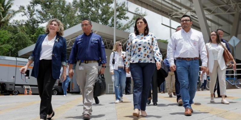 La ministra de economía de Guatemala, Gabriela García (1ra de izq. a der.) y la ministra de  economía de El Salvador, María Luisa Hayem (tercera de izq. a der.) se reunieron em el recinto aduanero de Angiatú.