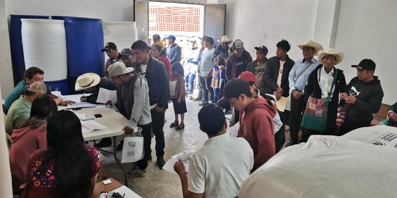 Familias agricultoras de Santiago Chimaltenango reciben fertilizantes
