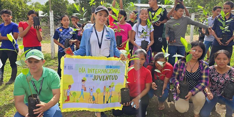 Jóvenes celebran el Día Internacional de la Juventud con jornada de reforestación en Petén