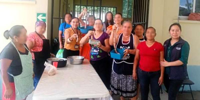 Madres y padres de Medidas Socioeducativas de Coatepeque aprendieron a hacer longanizas en un taller de emprendimiento