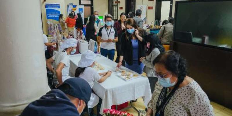 Adolescentes de Medidas Socioeducativas llevaron productos hechos por ellos, al bazar realizado en la Defensa Pública Penal