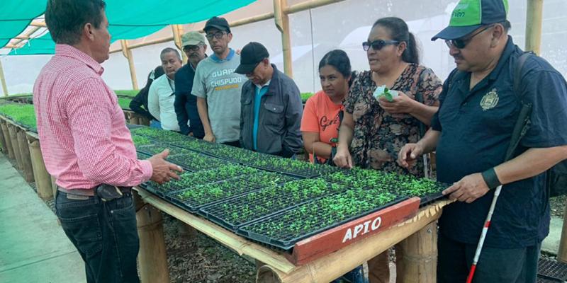 Personas con discapacidad visual visitan la Granja Integral Agropecuaria
