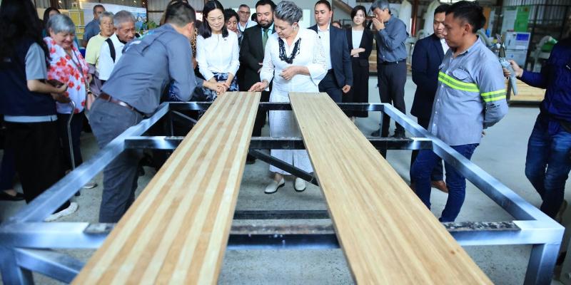 Primera Dama visita Centro de Transformación e Investigación del Bambú