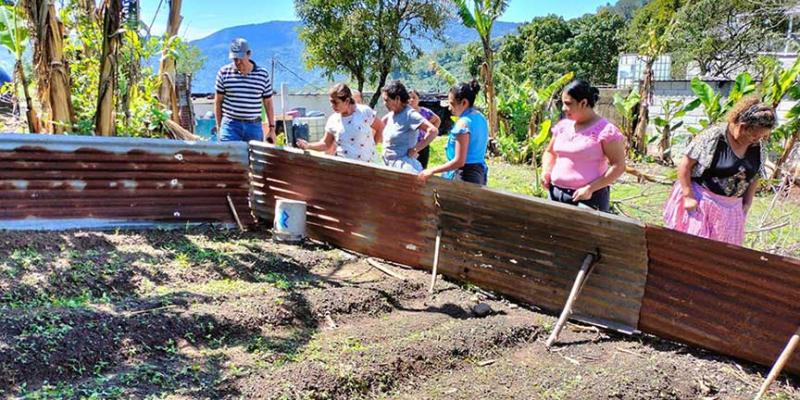Supervisan huertos periurbanos de Amatitlán