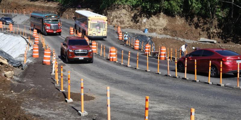 El Ministerio de Comunicaciones, Infraestructura y Vivienda (CIV) ha habilitado dos carriles, uno en cada dirección, en el kilómetro 44 de la Autopista Palín-Escuintla (APE). Se recomienda a los usuarios moderar su velocidad en el área, respetar la señalización y seguir las indicaciones de PROVIAL en todo momento.