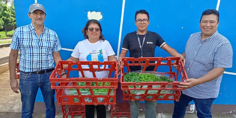 Centros educativos reciben pilones para huertos escolares