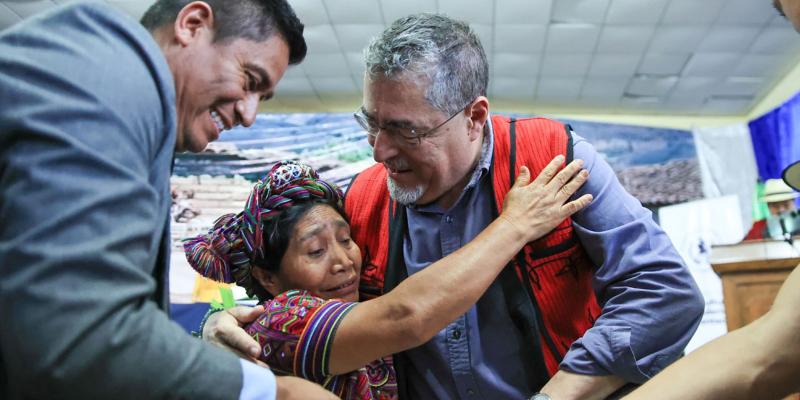 Presidente entrega alimentos a familias de Santa María Nebaj