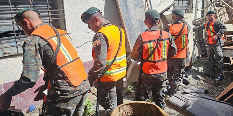 Ejército de Guatemala refuerza la lucha contra el dengue con jornadas de deschatarrización y abatización.
