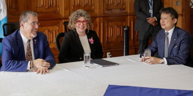 De izquierda a derecha se observa a Bernardo Arévalo, presidente de la República; Gabriela García, ministra de Economía y  Daren Tag, director general de la OMPI.