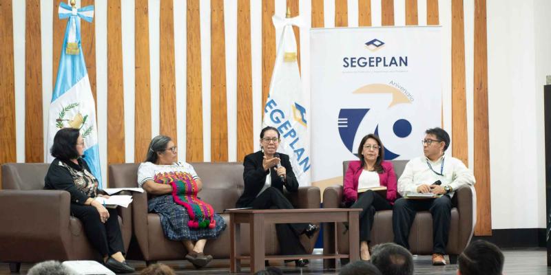 Participantes en el conversatorio. 