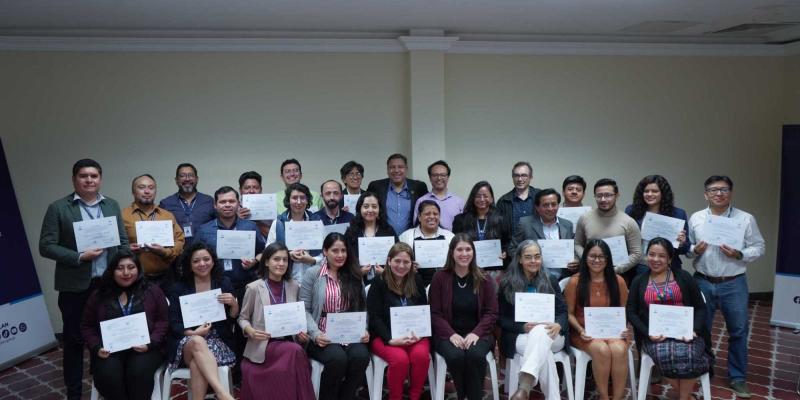 Especialistas que recibieron el curso, autoridades de SEGEPLAN e instructores.
