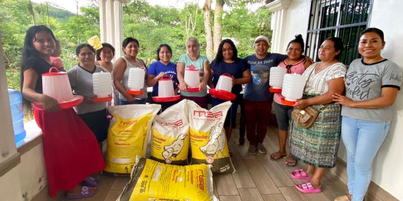 Mujeres aprenden el manejo de mini granjas de pollos de engorde