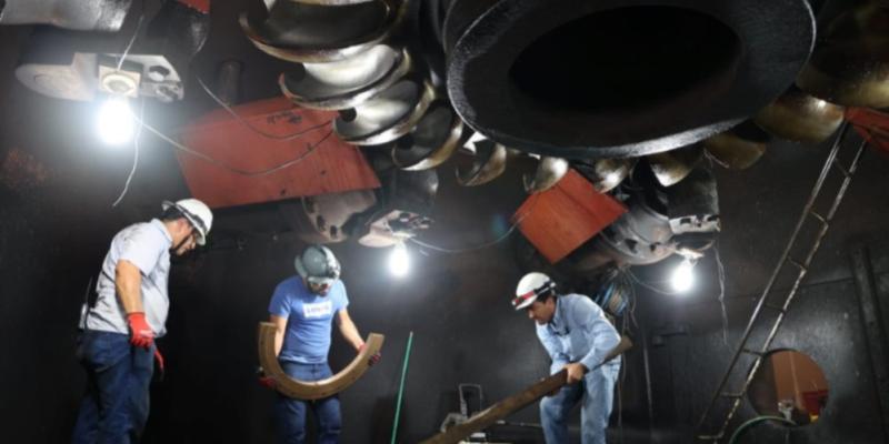 Personal técnico del INDE trabajó arduamente para reparar una falla técnica en la unidad generadora número 5 de la Hidroeléctrica Chixoy