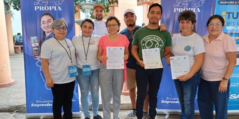 Emprendedores reciben reconocimiento en evento Luz Propia Retalhuleu