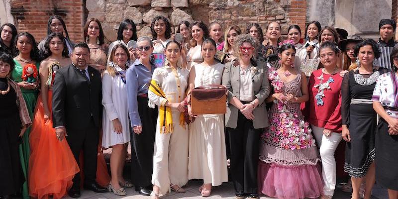 Emprendedoras participan en evento Con Luz Propia Sacatepequez.