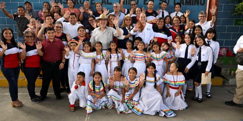 Este centro educativo, que atiende a más de 80 estudiantes de preprimaria a sexto grado, se restauró como parte de los esfuerzos gubernamentales por mejorar las condiciones de aprendizaje en el país.