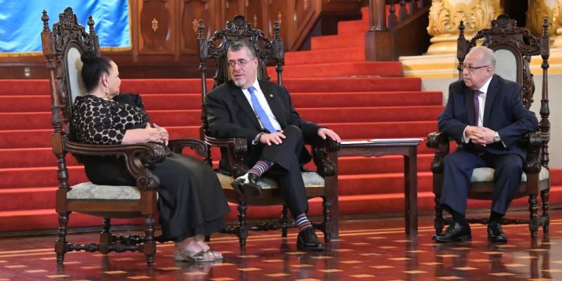 Durante el acto oficial, en el Palacio Nacional de la Cultura, los nuevos embajadores dialogaron con el mandatario y el canciller guatemalteco para fortalecer las relaciones diplomáticas con estos países.