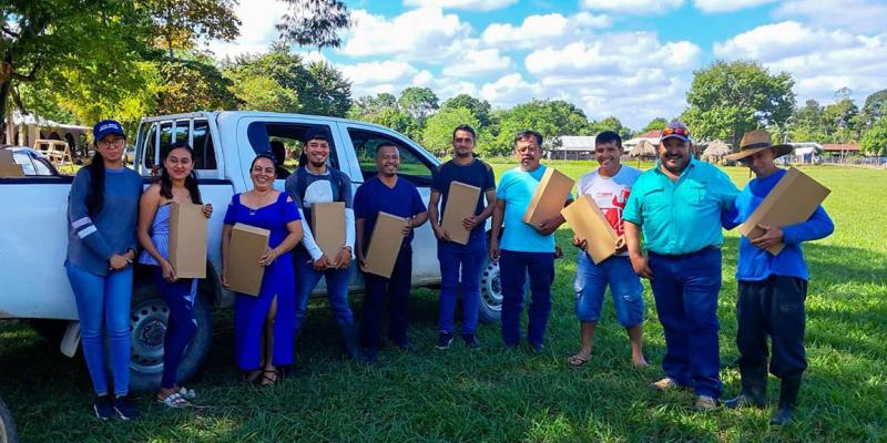 Entregan paquetes de cera estampada a los apicultores de La Libertad
