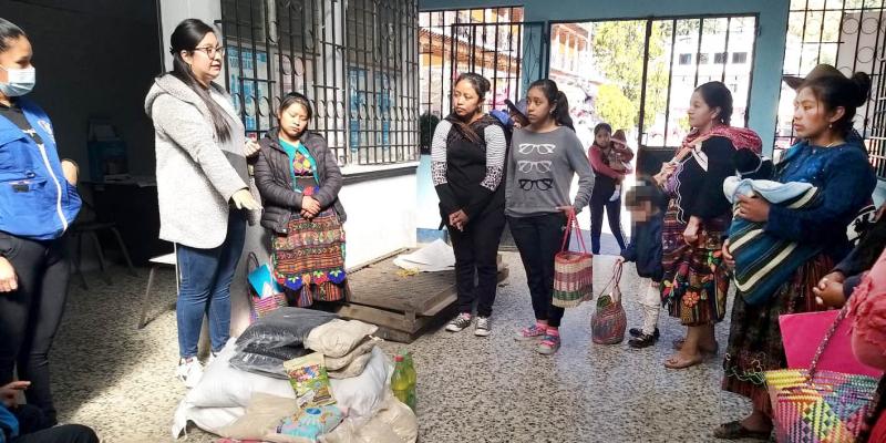 Familias con niños en desnutrición aguda reciben alimentos