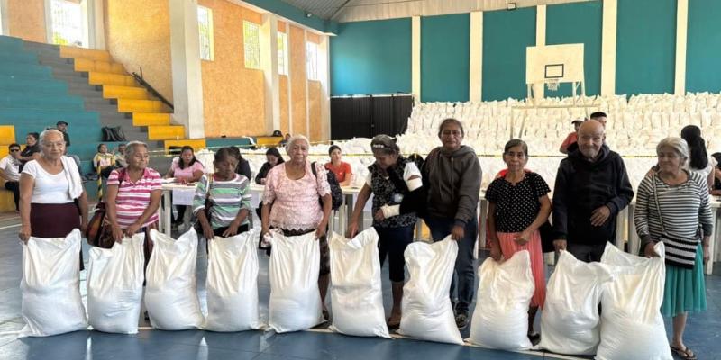 Se entregan alimentos para combatir la inseguridad alimentaria