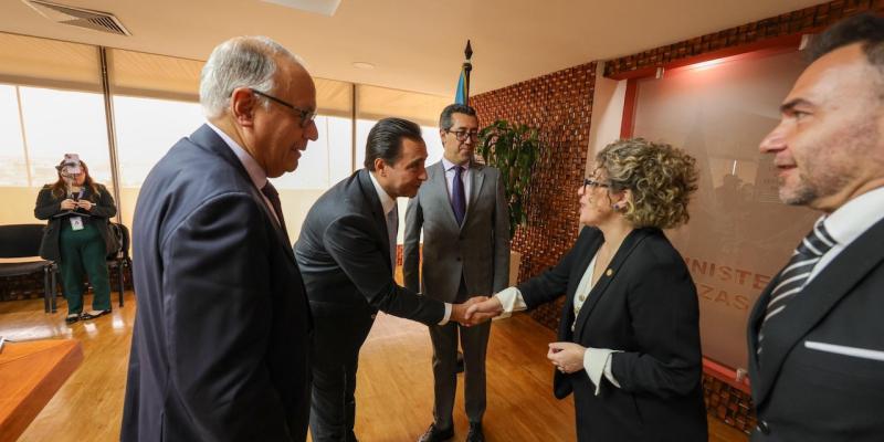 Ministra de Economía saludando a otros funcionarios