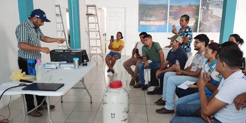 Capacitan a productores en inseminación artificial y mejoramiento genético bovino 